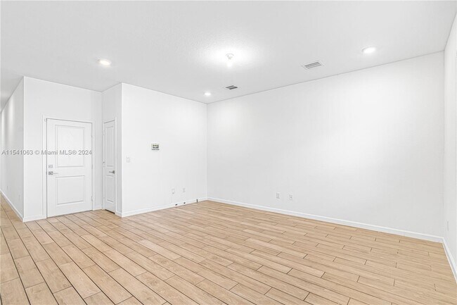 Foto del edificio - 823 SE 18th St