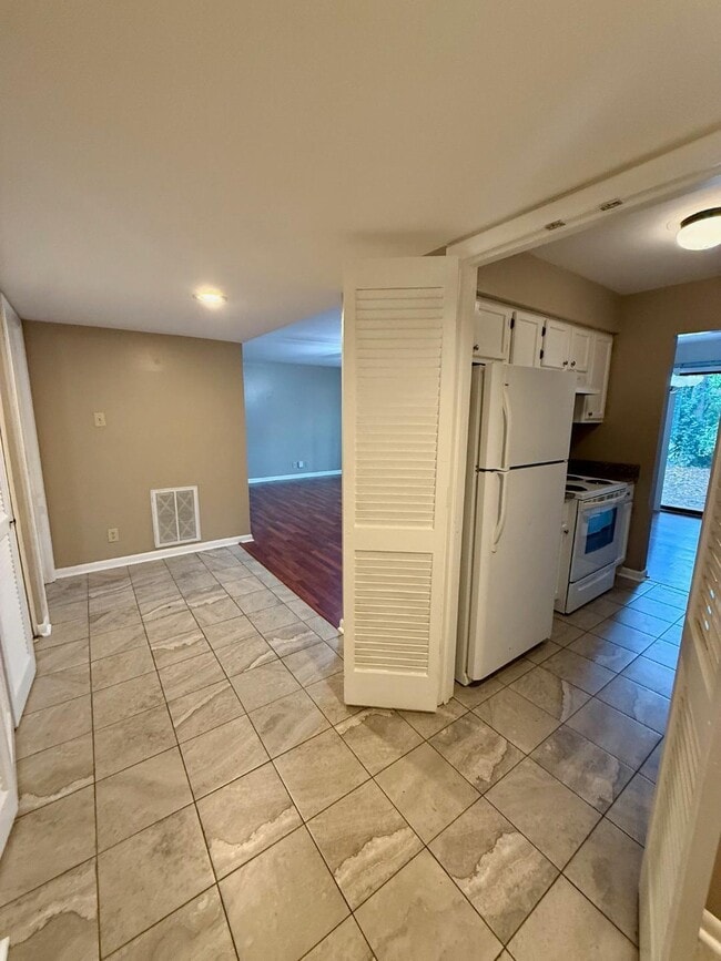 Building Photo - 750 Shaker Dr