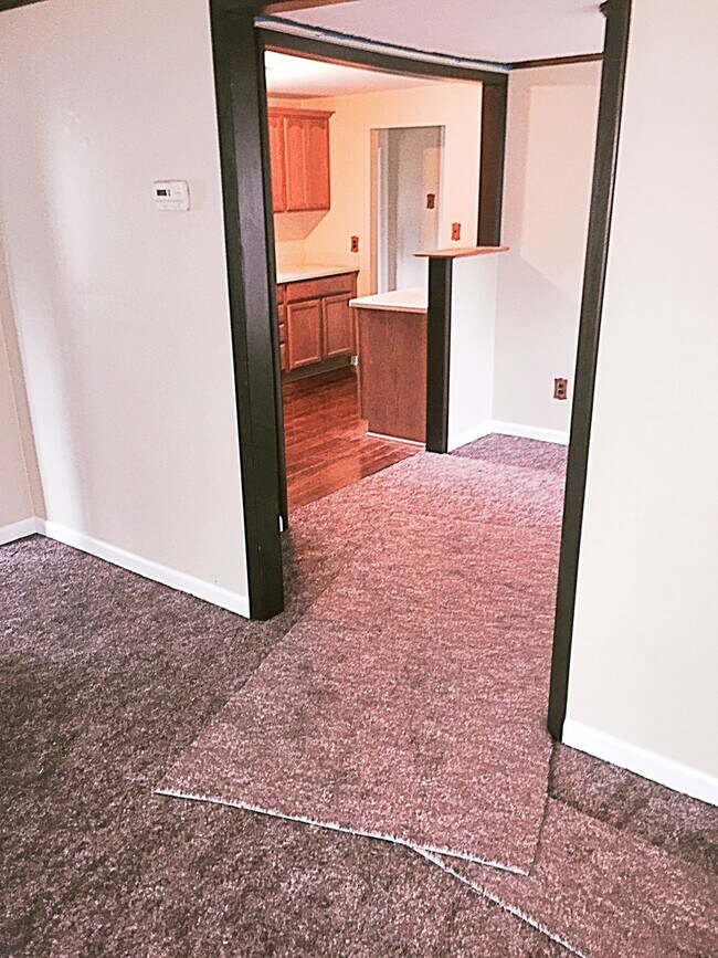 Foto del edificio - 2 bedroom/ 1 bathroom ranch with porch on ...