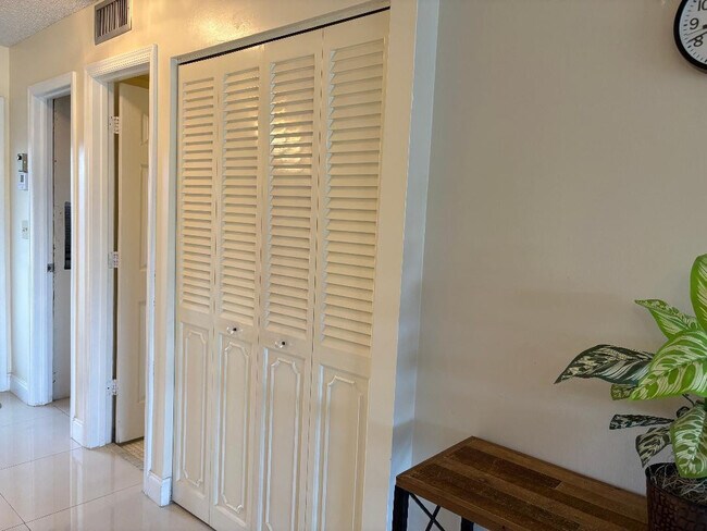 Foto del edificio - 8900 Washington St