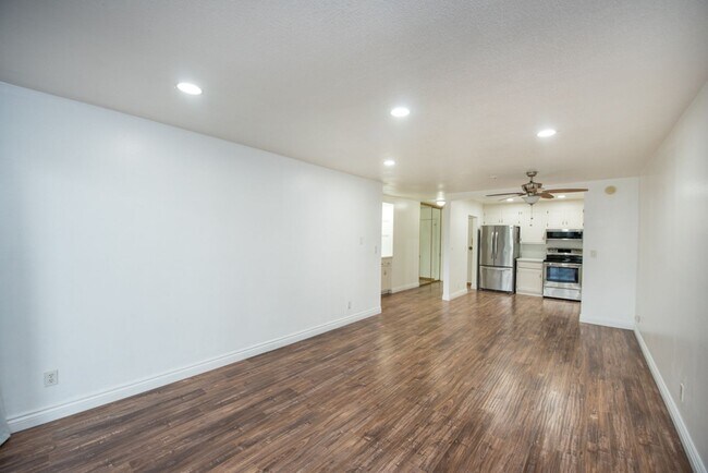 Foto del edificio - Newport Beach One Bedroom Beauty