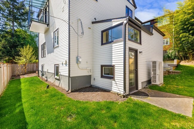 Building Photo - 626 N 65th St