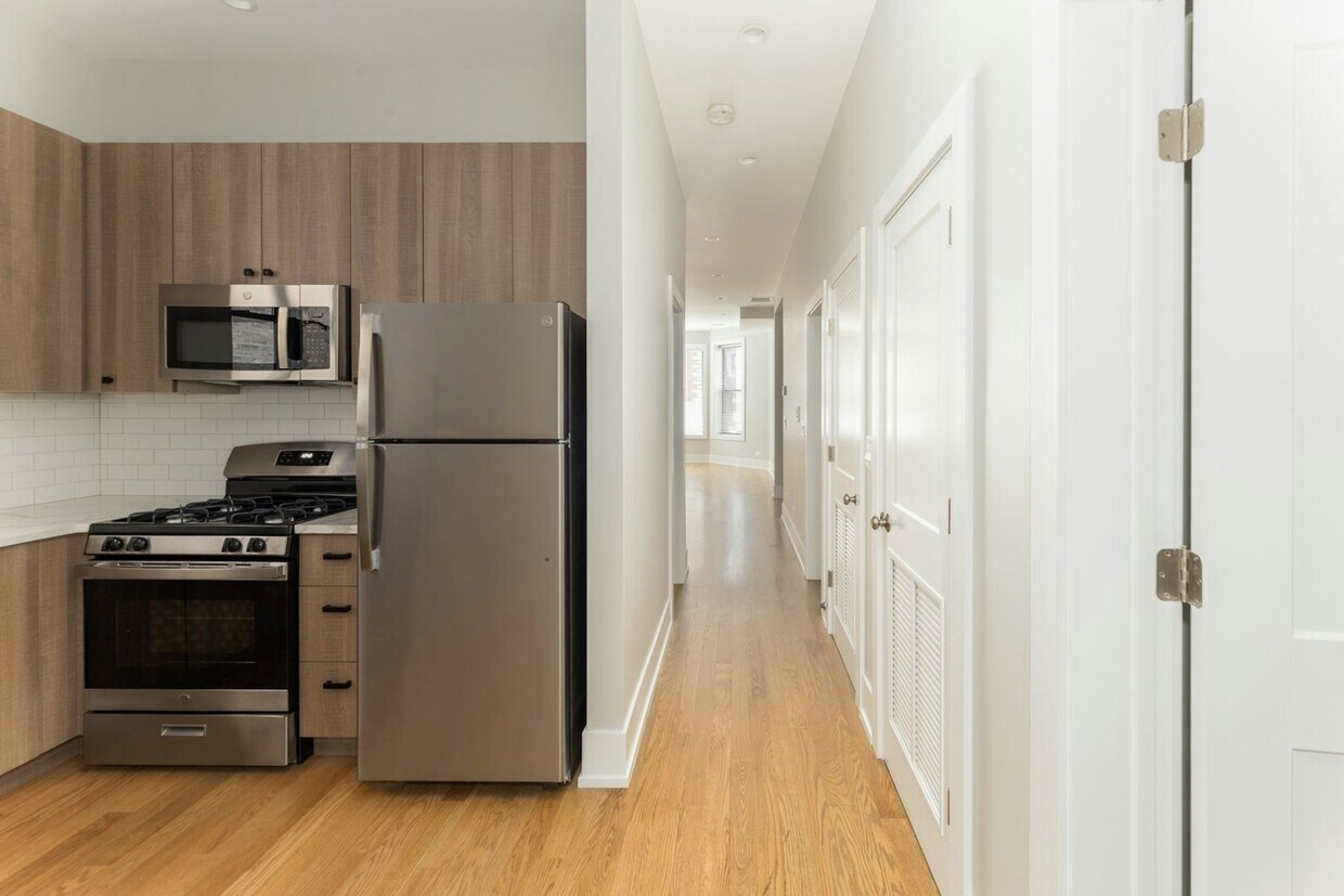 Foto principal - 3525 N Wilton Ave