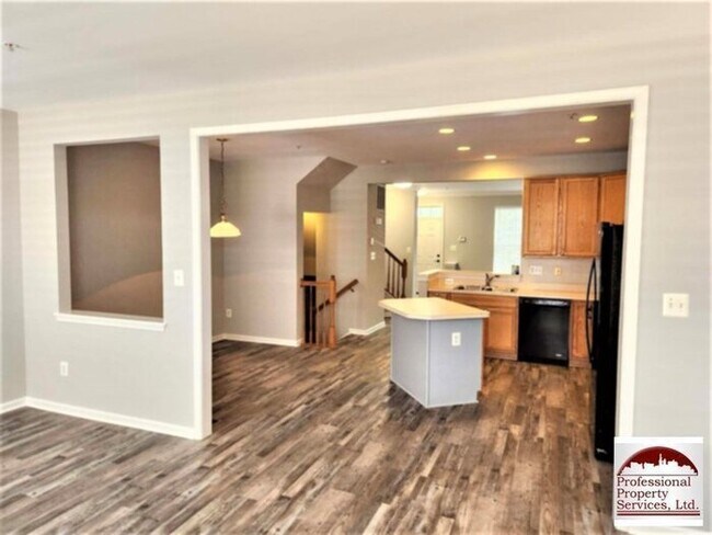 Building Photo - Luxury Townhome!