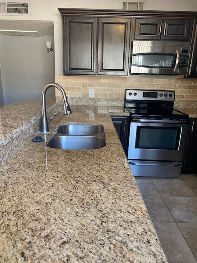 Foto del edificio - $1,250 For Lease-1 Bedroom-1 Bath Apt in Triplex With Private Yard-Washer & Dryer in Phoenix 85008 !