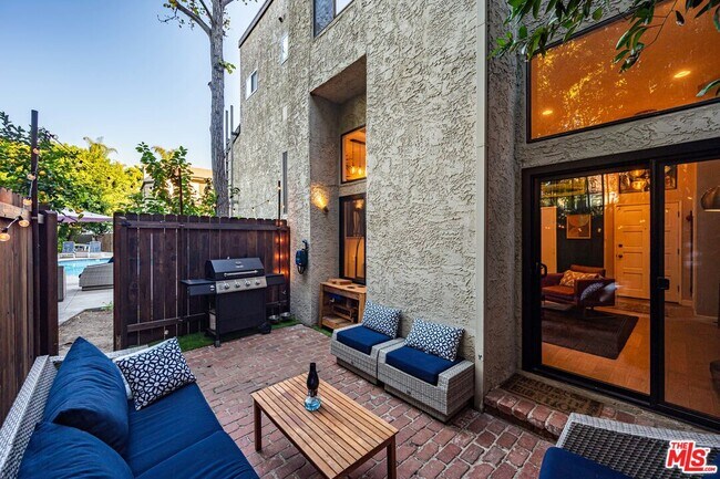 Foto del edificio - 12831 Moorpark St