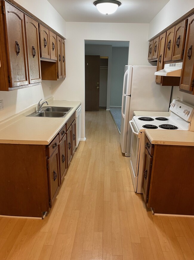 Kitchen - 1040 Camellia Dr