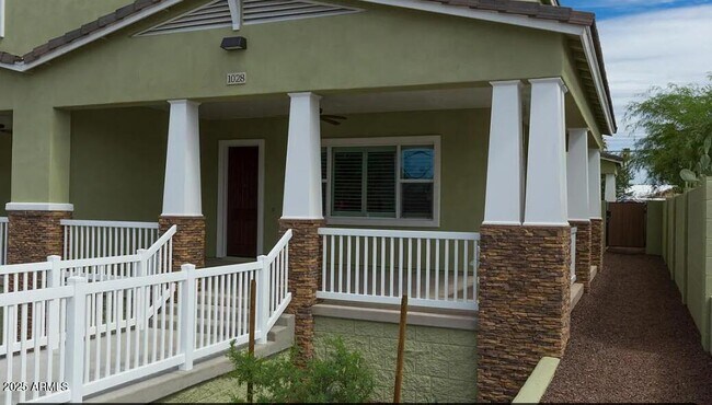 Foto del edificio - 1028 E Curry Rd