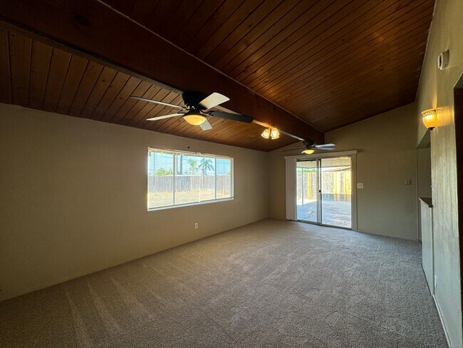 Foto del edificio - Spacious home near Bakersfield College & Bluffs!