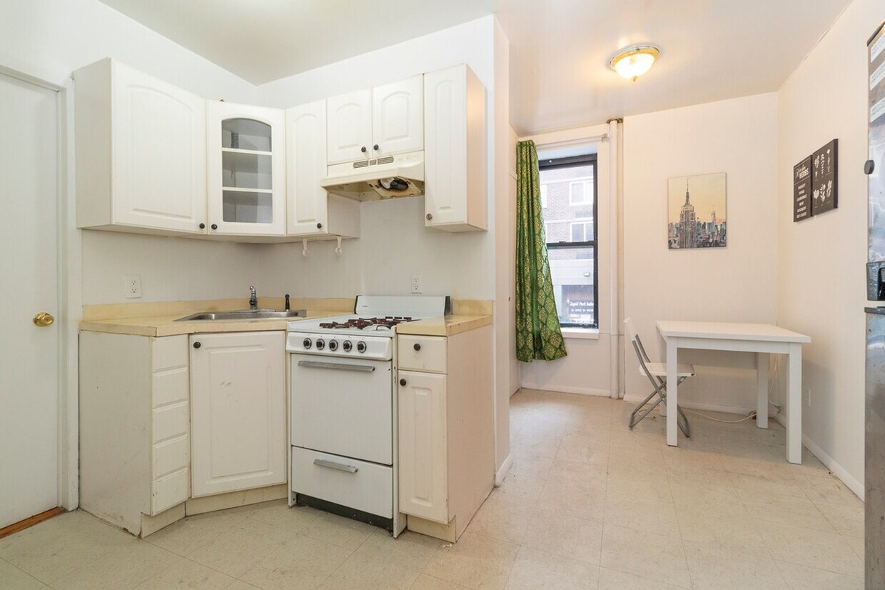 Foto principal - 327 E 92nd St