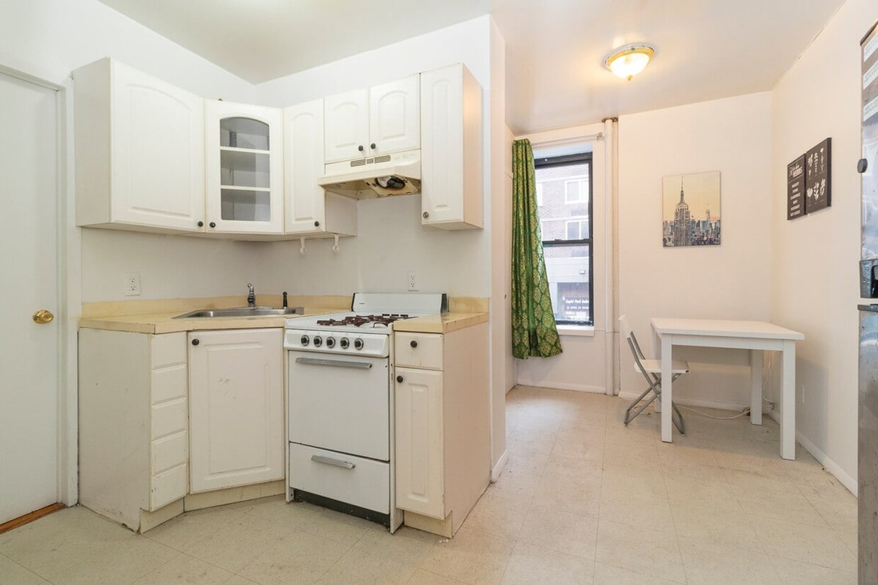 Primary Photo - 327 E 92nd St
