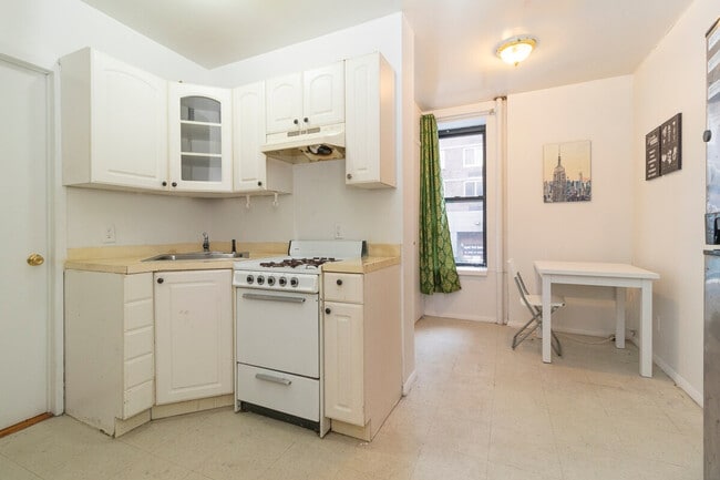 Building Photo - 327 E 92nd St