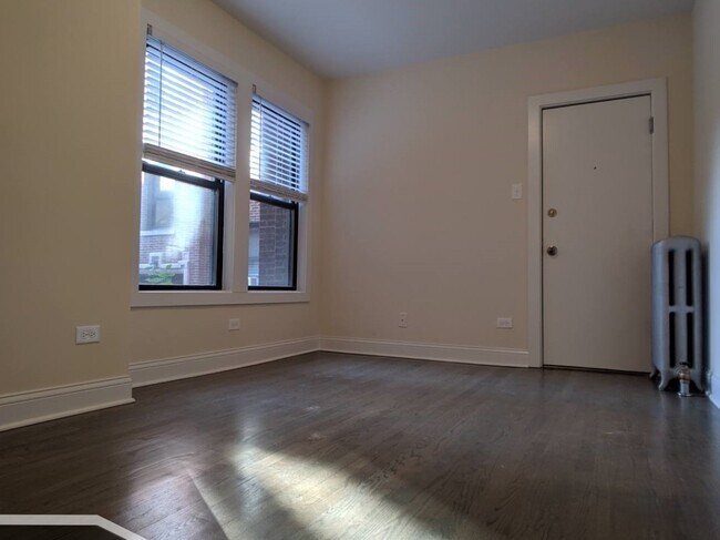 Foto del edificio - 2633 1/2 N Spaulding Ave
