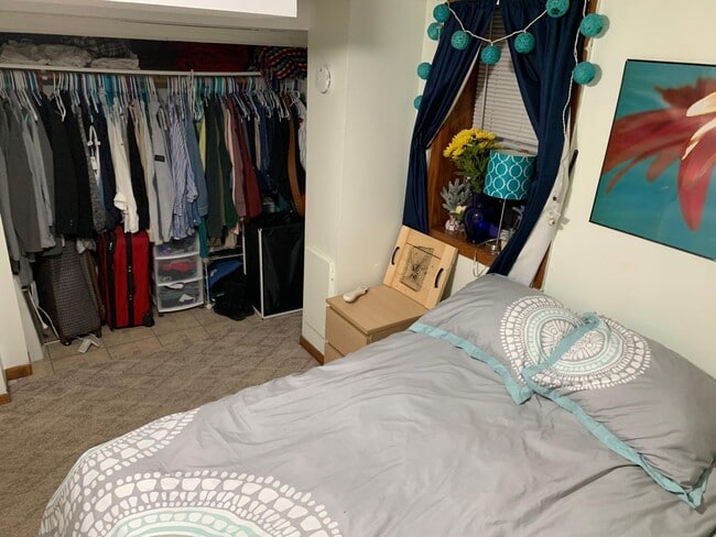 Bedroom with closet g - 2235 Quebec Ave S