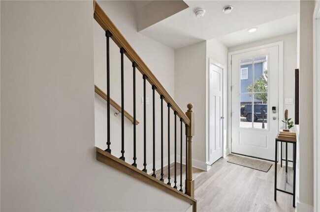 Foto del edificio - Luxury End-Unit Townhome with 4 Bedrooms &...