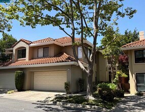 Building Photo - 801 Lakemont Pl