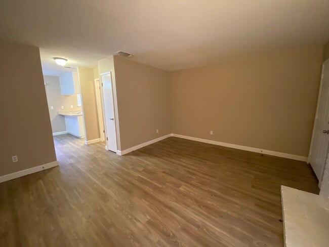 Building Photo - Updated 2 Bedroom Townhome