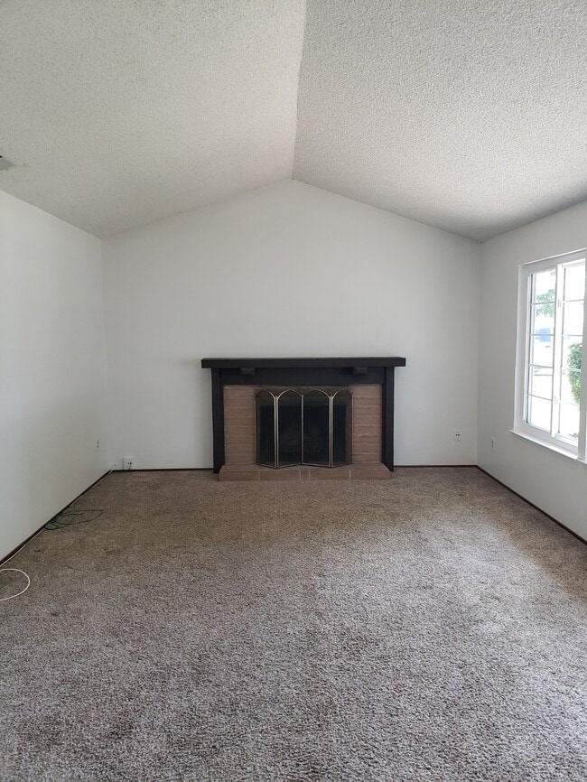 Building Photo - 9250 Medallion Way