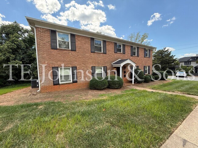 Foto del edificio - Modern 2 Bedroom Apartment with Water Included on Forsyth St