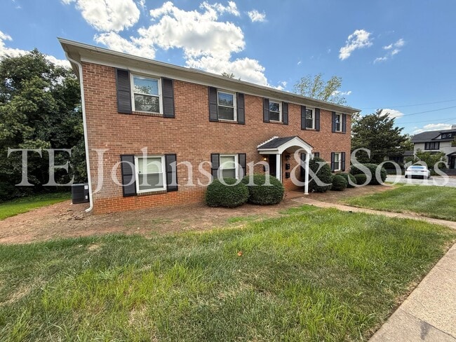 Building Photo - Modern 2 Bedroom Apartment with Water Included on Forsyth St