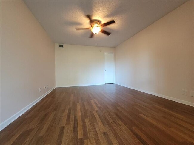 Foto del edificio - 2027 Coral Ridge Dr