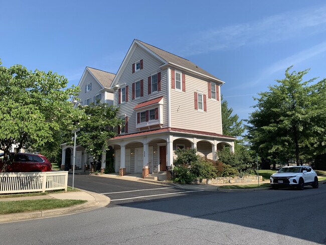 Foto del edificio - COMING SOON! END UNIT Lakelands TH Style Cottage with 2-car Garage