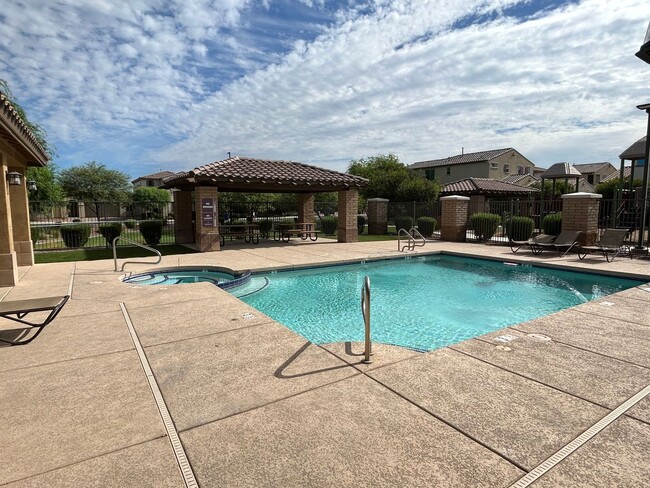 Building Photo - 4 bed + Loft 3 bath, Private Pool/Gated Co...