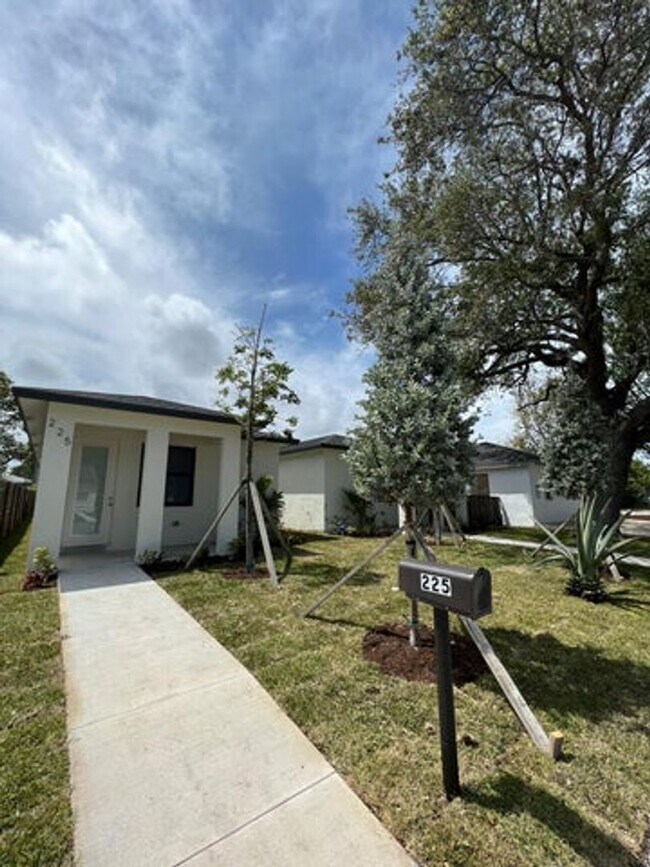 Foto del edificio - 227 N E St