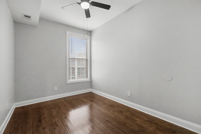 Building Photo - 908 W Montrose Ave
