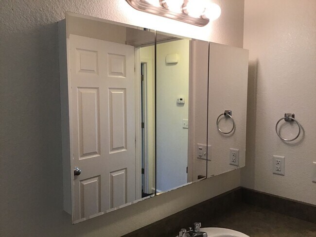 Foto del edificio - 1267 N Cedar St