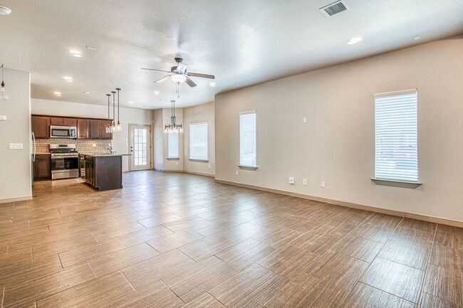 Foto del edificio - Beautiful 3 bed-2 baths with Casa Club/Gym...