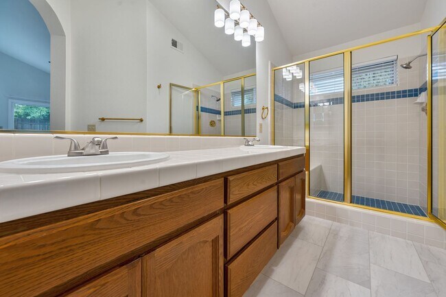 Foto del edificio - Updated 3 Bedroom Home with 3-Car Garage i...