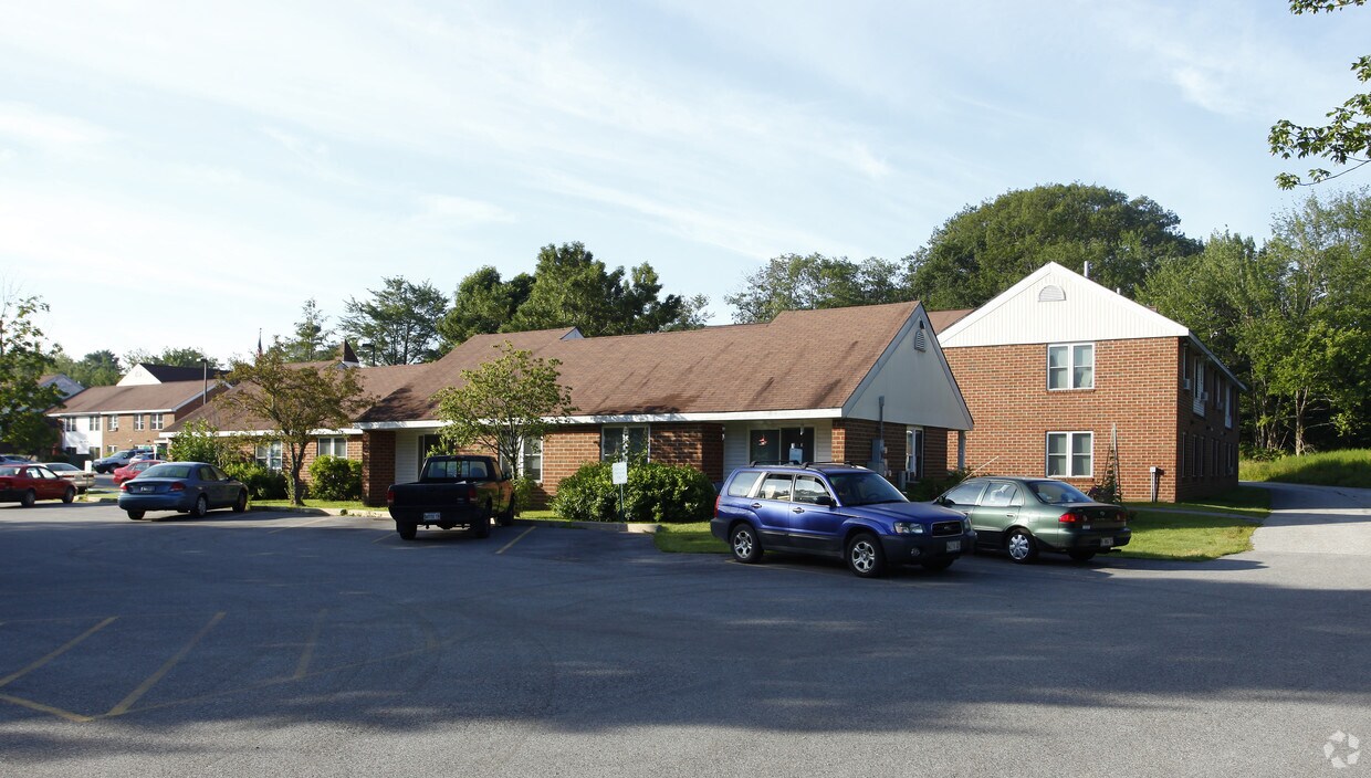 Building Photo - St. Cyr Court
