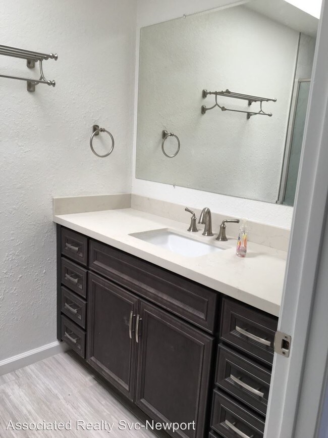 Foto del edificio - 219 E Balboa Blvd