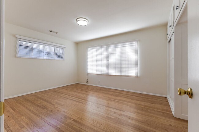 Foto del edificio - Charming 3-Bedroom Single Family Home in M...