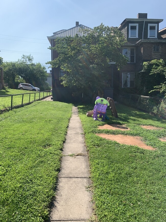 Photo - 511 Ann St (Braddock, PA) House