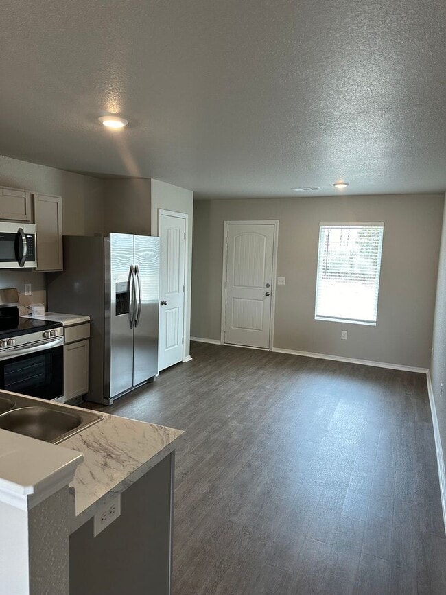 Building Photo - *LIMITED TIME OFFER* NEWER Four Bedroom | ...