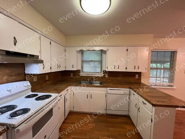 Building Photo - 1 Point O Woods Dr