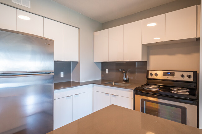 Building Photo - Yonge Bloor Studio Apartment - *3 Months F...