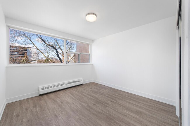 Photo du bâtiment - 351 The West Mall & 25 Eva Rd