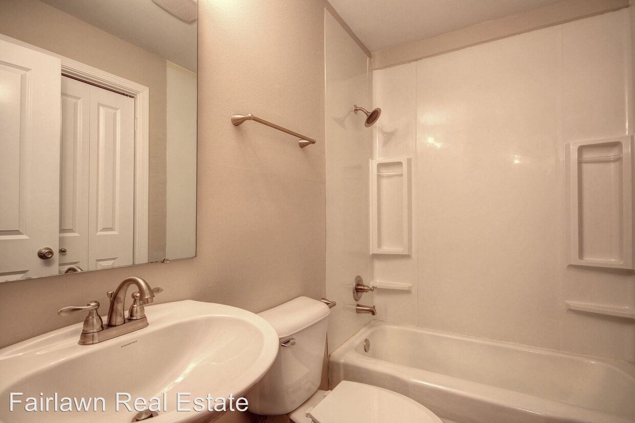 Building Photo - 2 br, 1 bath Apartment - 906 1/2 S. Vine St.