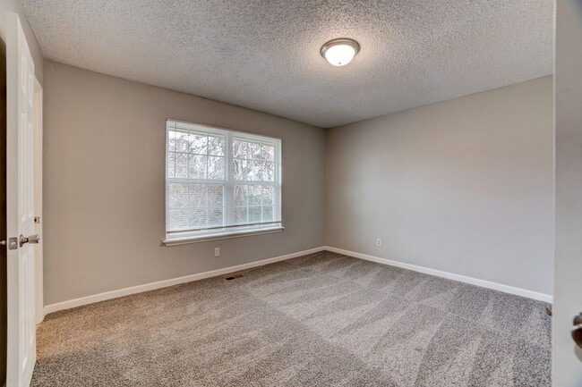 Building Photo - Beautiful 3 Bedroom, 2 Bath Home Ready to ...