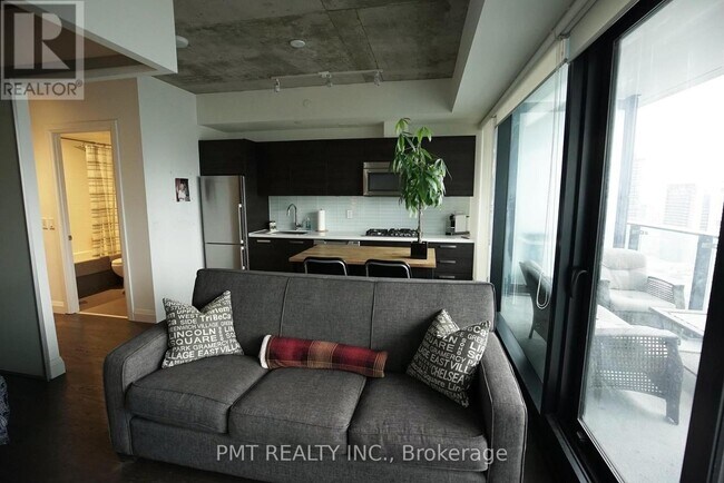 Photo du bâtiment - 2906-224-2224 King St W
