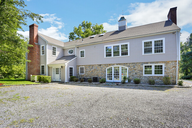 Building Photo - 35 Meeting House Rd
