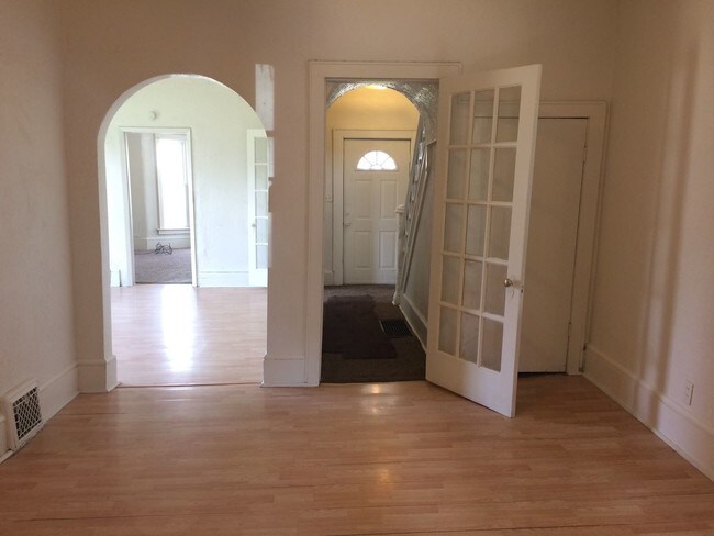 Building Photo - 3 br, 2 bath House - 231 W. Mason St.