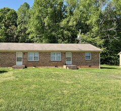 Building Photo - 300 Davis Rd