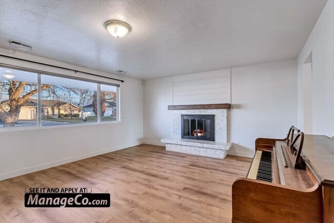 Building Photo - Remodeled 3-Bed Upstairs Residence with Ga...