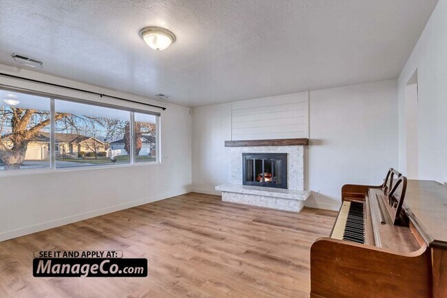 Foto del edificio - Remodeled 3-Bed Upstairs Residence with Ga...