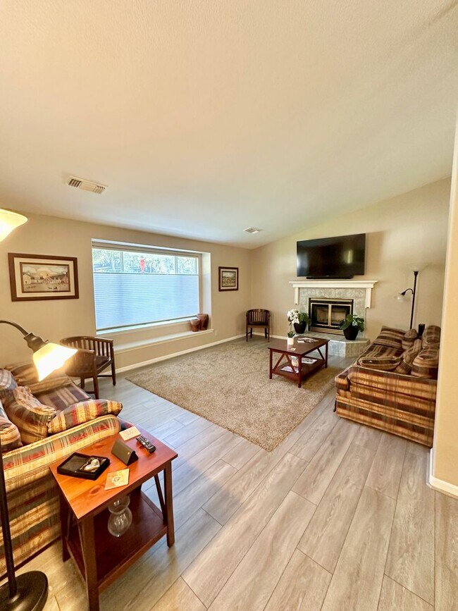 Building Photo - Beautiful 3 Bedroom 2 Bath Single Family H...