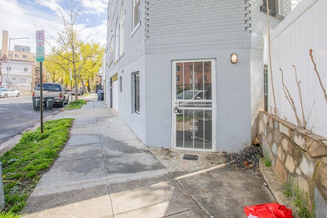 Building Photo - Charming Studio Apartment in Columbia Heig...